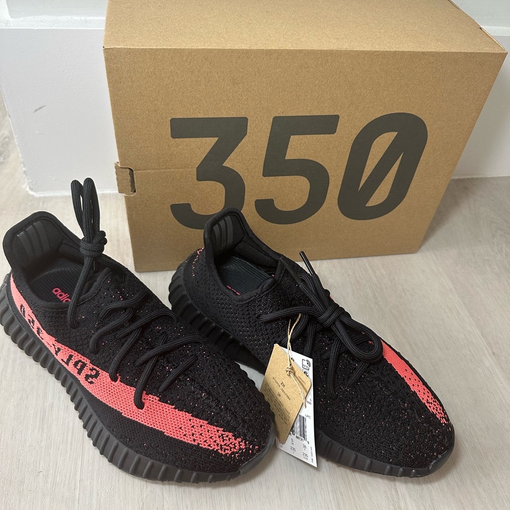 Women’s Yezzy’s size 7 fits a 6.5